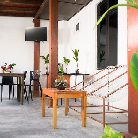 Palm Gate Hotel Thulusdhoo Bagian luar foto