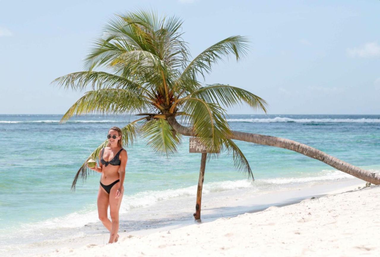 Palm Gate Hotel Thulusdhoo Bagian luar foto