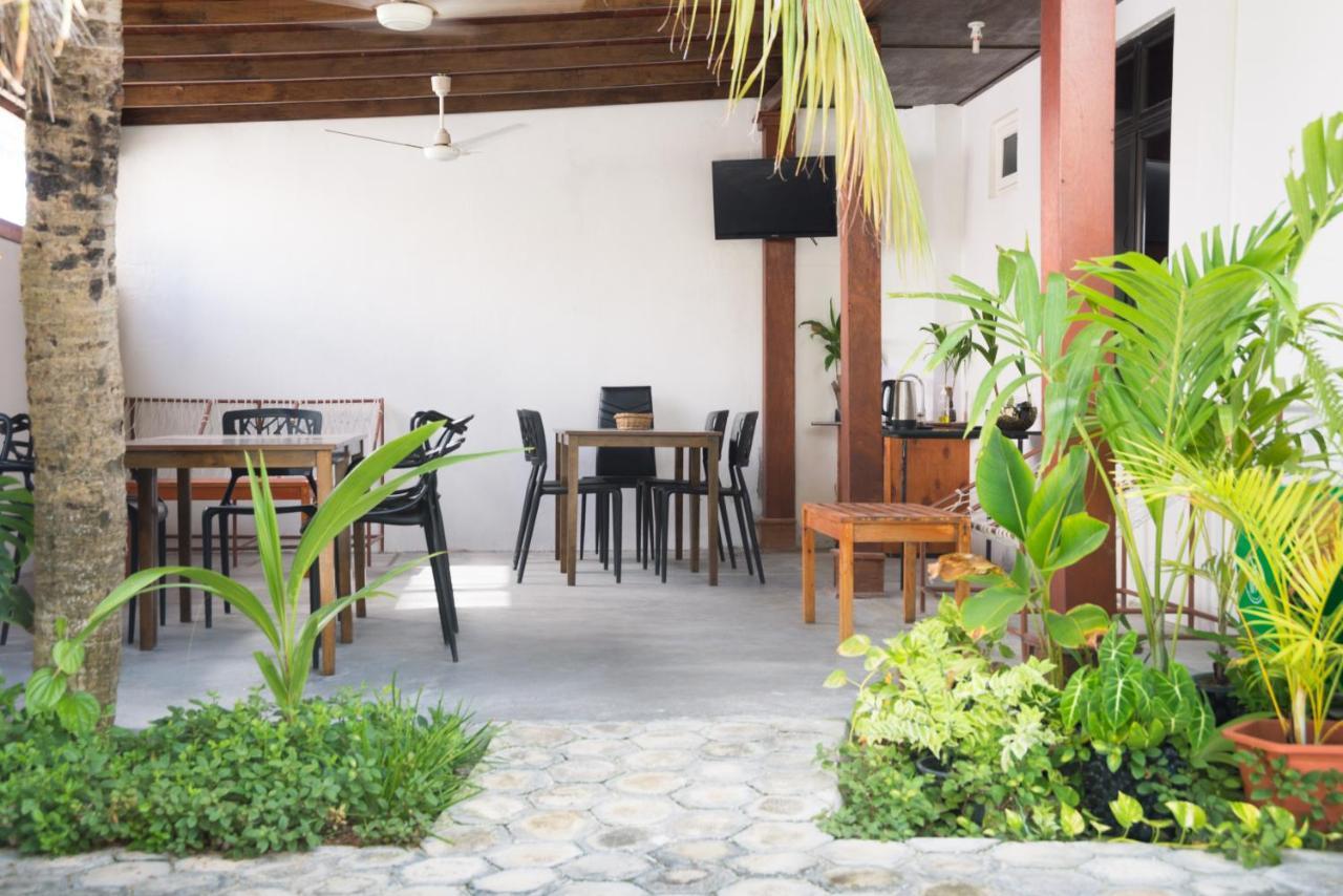 Palm Gate Hotel Thulusdhoo Bagian luar foto